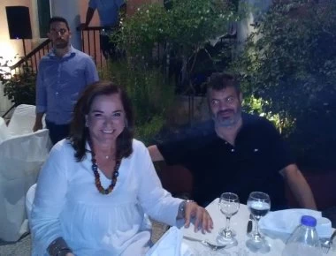 Το γλέντι της Ντόρας Μπακογιάννη για τη νίκη του Κυριάκου στο σπίτι της οικογένειας στη Χαλέπα (βίντεο-φωτο)